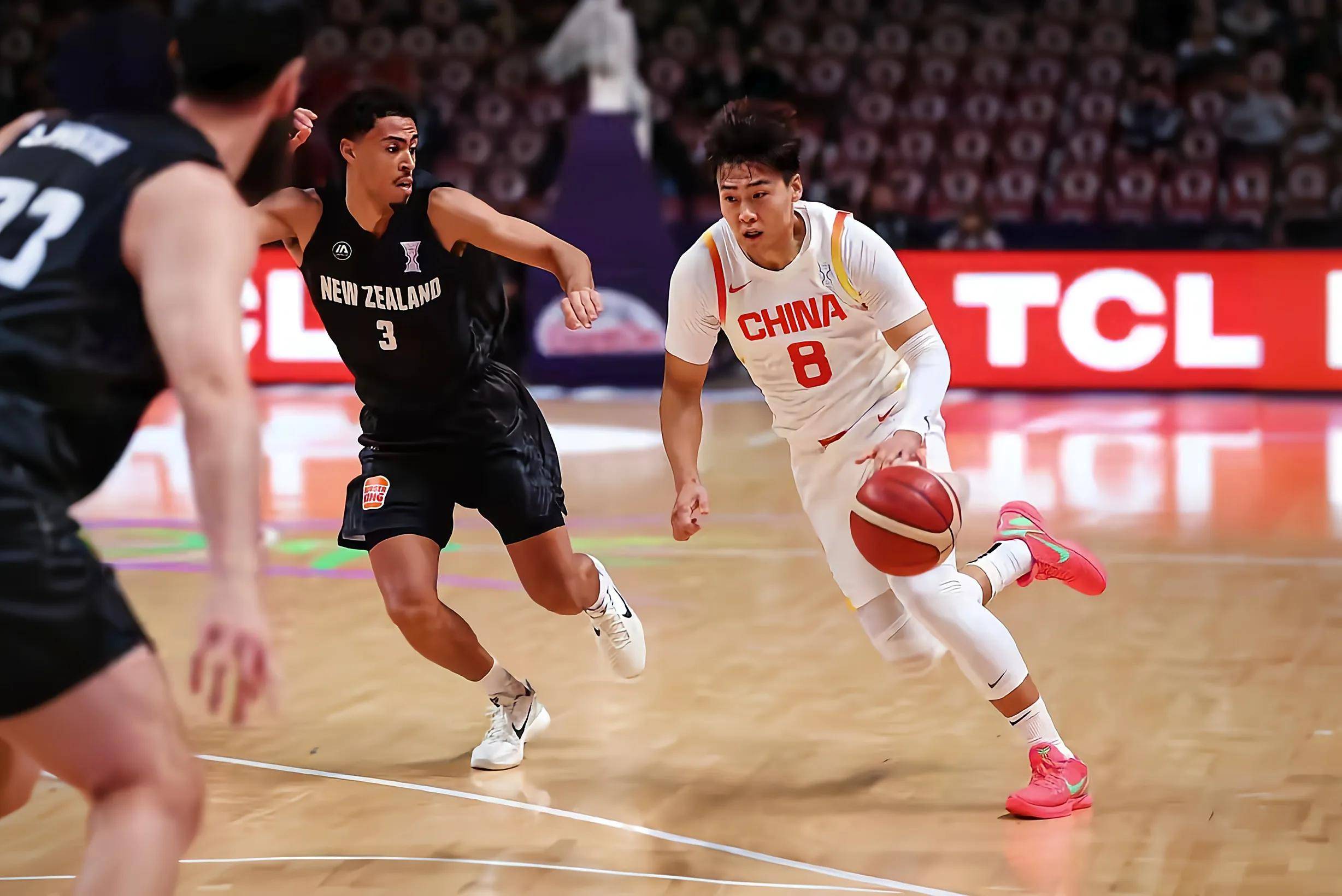 篮网队以出色表现赢得紧张比赛晋级季后赛