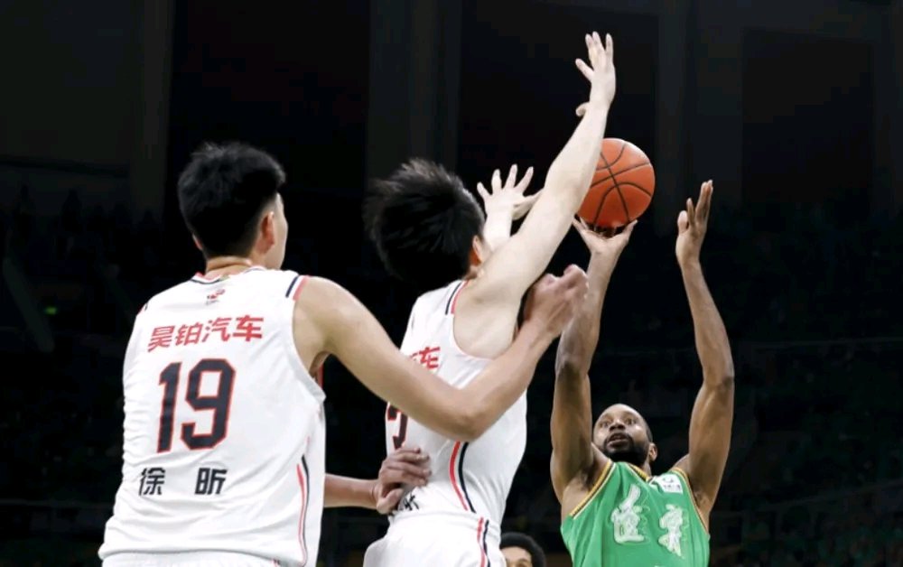 包含辽宁男篮主场战胜贵州队，喜迎胜利的词条