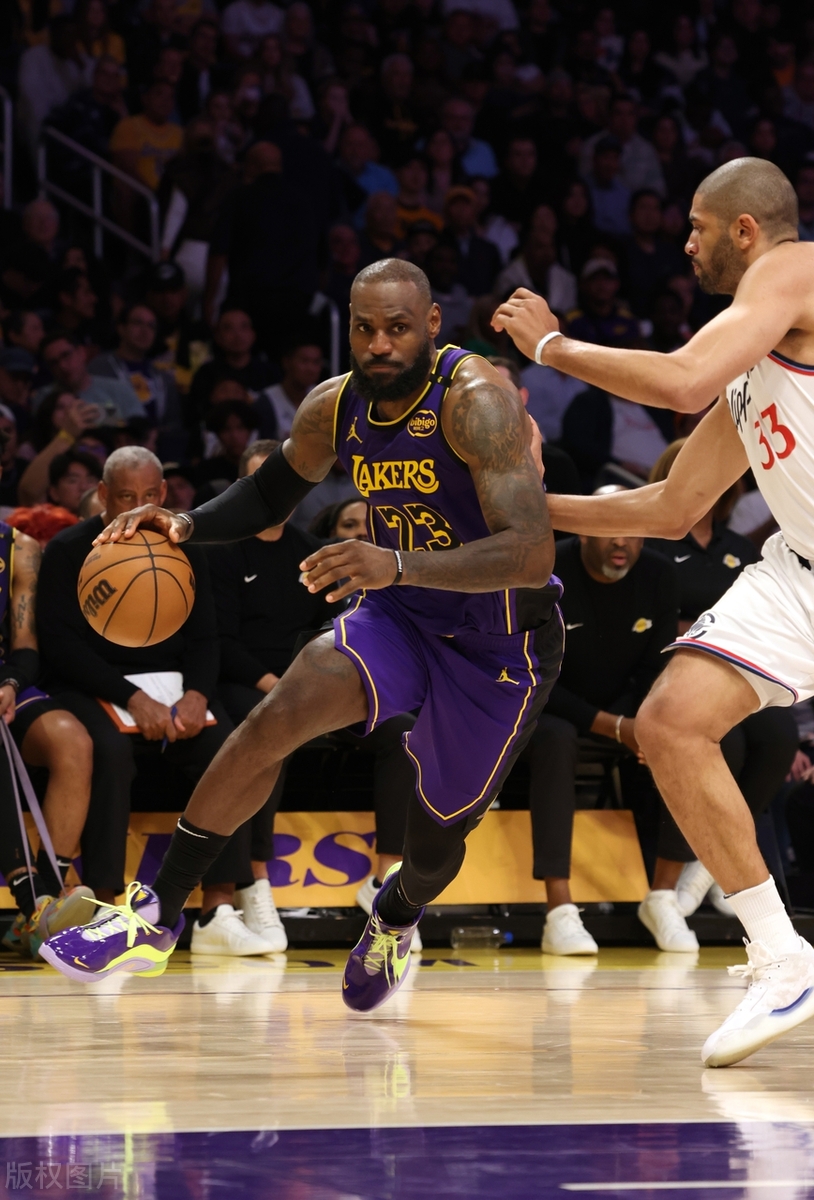 詹姆斯上演三双表现,湖人轻松取胜 詹姆斯上演三双表现,湖人轻松取胜